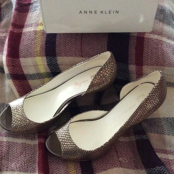 Shoes - Picture 5 of 6